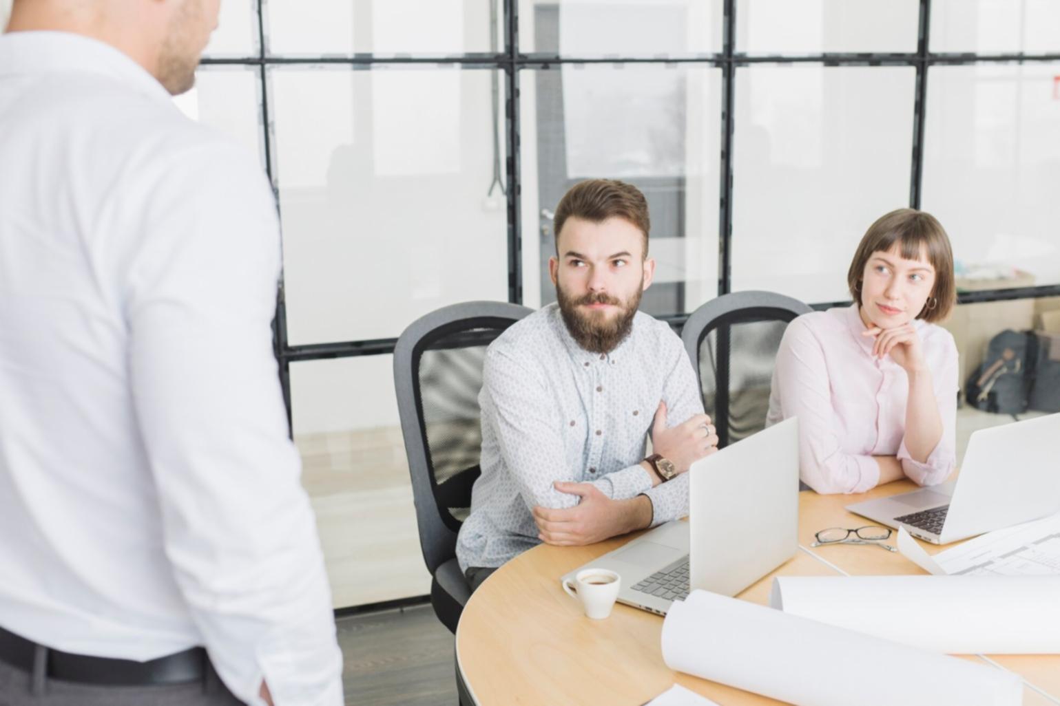 Finanzanalyse am Arbeitsplatz mit Dokumenten und Diagrammen